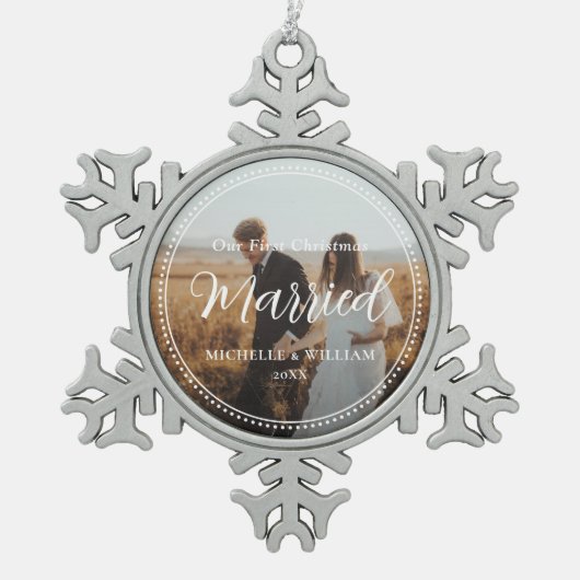 初めてのクリスマスス結婚したクリプトオーバーレイ写真 スノーフレークピューターオーナメント (正面)