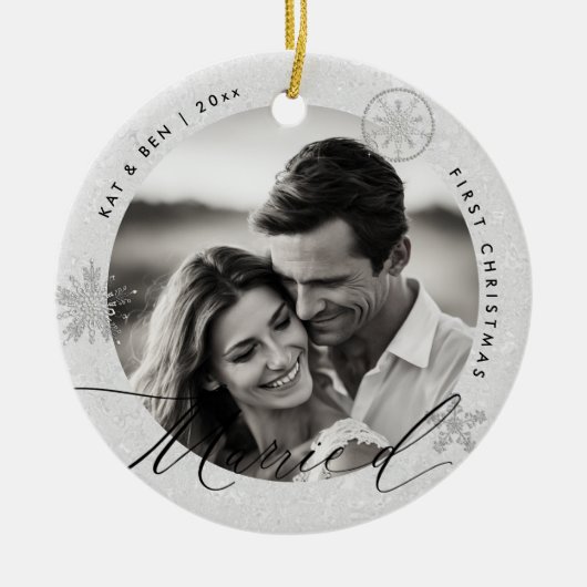 初めてのクリスマスス結婚したスノーフレークスホワイトシックなギフト セラミックオーナメント (正面)