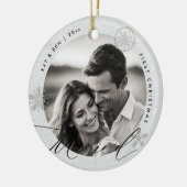 初めてのクリスマスス結婚したスノーフレークスホワイトシックなギフト セラミックオーナメント (左)