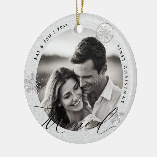初めてのクリスマスス結婚したスノーフレークスホワイトシックなギフト セラミックオーナメント (左)