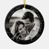 初めてのクリスマスス結婚したスノーフレーク黒シック・ギフト セラミックオーナメント (正面)