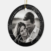 初めてのクリスマスス結婚したスノーフレーク黒シック・ギフト セラミックオーナメント (左)
