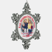 初めてのクリスマスズインウエアニューホーム|パーソナライズされた| スノーフレークピューターオーナメント (左)