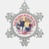 初めてのクリスマスズインウエアニューホーム|パーソナライズされた| スノーフレークピューターオーナメント (正面)