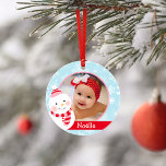 初めてのクリスマスズベビーガール雪だるまカスタム写真 オーナメント<br><div class="desc">ベビーの第1回クリスマス・ホリデー・オーナメントには、冬の雪だるまとかわいいペンギンを持カスタムつ少女の写真、名前、すてき誕生の年が掲載されています。赤、アイスブルー、ピンク、白のデザインは冬の雪片の背景をパターン（の模様が）ある特徴とする。</div>