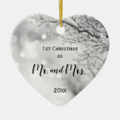 初めてのクリスマスズ・ザ・ミス・ウィンター・ウエディング セラミックオーナメント (正面)