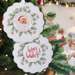 初めてのクリスマスナニーグランドダフォトベリー オーナメントカード<br><div class="desc">初めてのクリスマスとしてNannyとGranddadのフォトベリー。新しい祖父母のハートを暖めるオールインワンのオーナメントとカード。中央の新しい孫の写真は、冬の緑と果実の円形のフレーム内で簡単にパーソナライズできる円形のマスクと名前と年の中に、そしてセットのスタイルで背面のハッピーホリデーアート。</div>