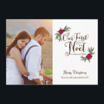 初めてのクリスマスニューリウェズホリデー数々のフォトカード 招待状<br><div class="desc">新祝婚の初めてのクリスマス – 前面にポートレートの写真を共有するスペースと背面にフルブリードの風景の写真を結婚持つクリスマスカード。結婚の発表と同じだ。このクリスマスカードは、あなたの冬の結婚式の写真をアクセントするために松の枝と花を備えている。</div>