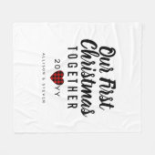 初めてのクリスマスバッファロープレイドカップルパーソナライズされた フリースブランケット (正面(横))