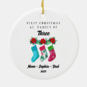 初めてのクリスマスパーソナライズされたを3人の家族として セラミックオーナメント (裏面)