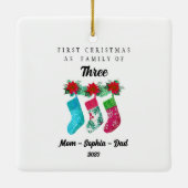 初めてのクリスマスパーソナライズされたを3人の家族として セラミックオーナメント (裏面)