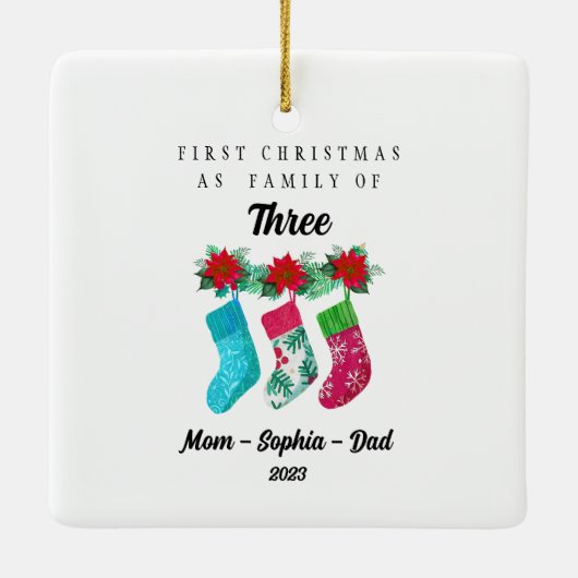 初めてのクリスマスパーソナライズされたを3人の家族として セラミックオーナメント (裏面)