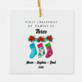 初めてのクリスマスパーソナライズされたを3人の家族として セラミックオーナメント (正面)