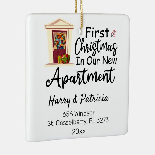 初めてのクリスマスパーソナライズされたズインザウニューアパートメント セラミックオーナメント (右)