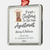 初めてのクリスマスパーソナライズされたズインザウニューアパートメント メタルオーナメント (左)