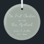 初めてのクリスマスパーソナライズされたズニューアパートメントセージ ガラスオーナメント<br><div class="desc">この祝美しくセージの緑のガラスのオーナメントで新しいアパートのあなたの初めてのクリスマスパーソナライズされた。ミニマモダンリストデザインを搭載したソフトなセージ色は、あなたの休日の装飾に優雅さと穏やかなtouchを追加する。おカスタマイズ客様の名前、年、特別なメッセージを添えて独自のメッセージを作成する。このオーナメントは、この特別な節目を記念して素敵な記念の品であり、何年もあなたの休日のお祝いに暖かい思い出を持ち来ます。</div>