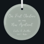 初めてのクリスマスパーソナライズされたズニューアパートメントセージ ガラスオーナメント<br><div class="desc">この祝美しくセージの緑のガラスのオーナメントで新しいアパートのあなたの初めてのクリスマスパーソナライズされた。ミニマモダンリストデザインを搭載したソフトなセージ色は、あなたの休日の装飾に優雅さと穏やかなtouchを追加する。おカスタマイズ客様の名前、年、特別なメッセージを添えて独自のメッセージを作成する。このオーナメントは、この特別な節目を記念して素敵な記念の品であり、何年もあなたの休日のお祝いに暖かい思い出を持ち来ます。</div>