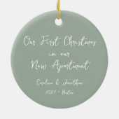 初めてのクリスマスパーソナライズされたズニューアパートメントセージ セラミックオーナメント (裏面)