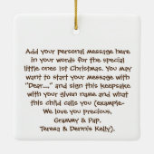 初めてのクリスマスパーソナライズされたベビーキリンオーナメント セラミックオーナメント (裏面)