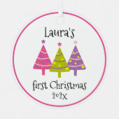 初めてのクリスマスピンクの木パーソナライズされた メタルオーナメント (正面)