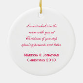 初めてのクリスマスピンク水玉模様ラブバードオンホリー セラミックオーナメント (裏面)