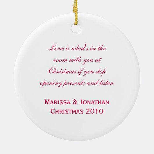 初めてのクリスマスピンク水玉模様ラブバードオンホリー セラミックオーナメント (裏面)