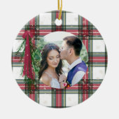 初めてのクリスマスフォトレッドプレイドパーソナライズされた セラミックオーナメント (正面)