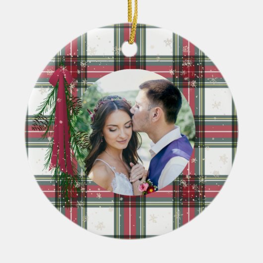 初めてのクリスマスフォトレッドプレイドパーソナライズされた セラミックオーナメント (正面)