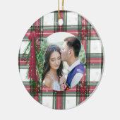 初めてのクリスマスフォトレッドプレイドパーソナライズされた セラミックオーナメント (左)