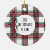 初めてのクリスマスフォトレッドプレイドパーソナライズされた セラミックオーナメント (裏面)