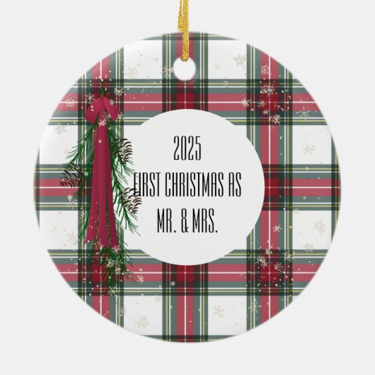 初めてのクリスマスフォトレッドプレイドパーソナライズされた セラミックオーナメント (裏面)
