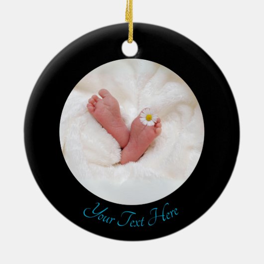 初めてのクリスマスフォト名カスタムモダン黒 セラミックオーナメント (裏面)