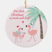 初めてのクリスマスママとパパかわいいサンタフラミンゴ セラミックオーナメント (裏面)