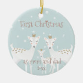 初めてのクリスマスママとパパ – かわいい鹿ブルー セラミックオーナメント (正面)