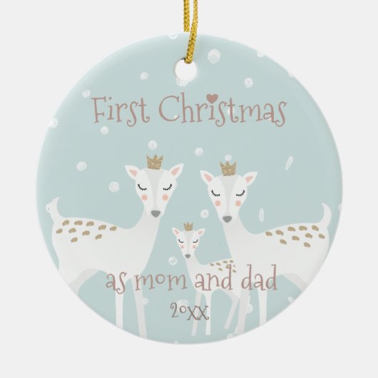 初めてのクリスマスママとパパ – かわいい鹿ブルー セラミックオーナメント (正面)