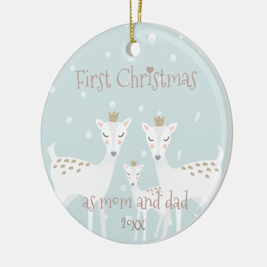 初めてのクリスマスママとパパ – かわいい鹿ブルー セラミックオーナメント (左)