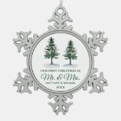 初めてのクリスマスミスター・アンド・ミセス・ウォーター・カラー・ツー・パインズ スノーフレークピューターオーナメント (正面)