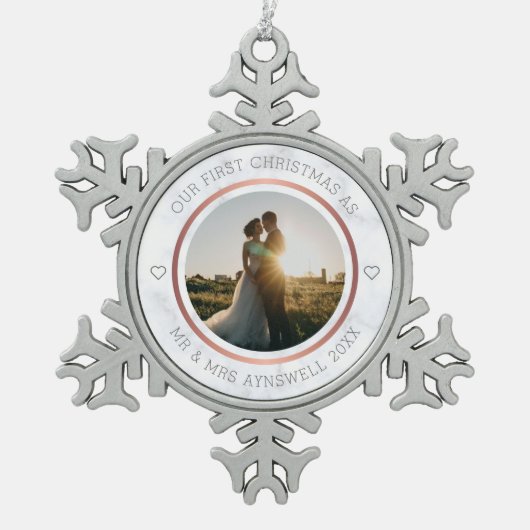初めてのクリスマスミスター&ミセス・フォトマーブルエレガント スノーフレークピューターオーナメント (正面)