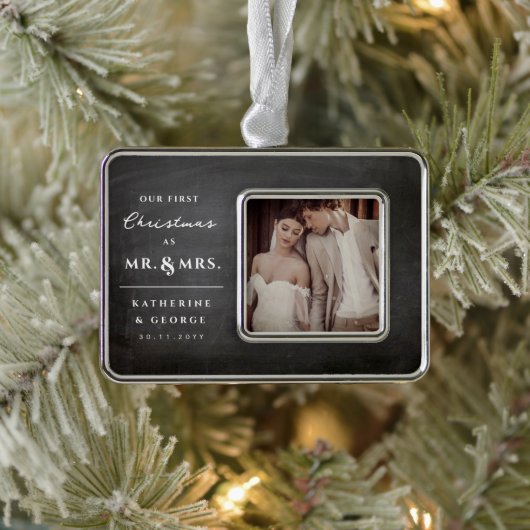初めてのクリスマスミセスの結婚Chalkboard写真 シルバープレートフレームオーナメント (ツリー)