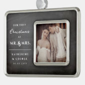初めてのクリスマスミセスの結婚Chalkboard写真 シルバープレートフレームオーナメント (左)
