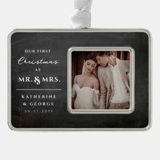 初めてのクリスマスミセスの結婚Chalkboard写真 シルバープレートフレームオーナメント (正面)