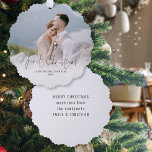 初めてのクリスマスミセス・ネーム・イヤー・フォトオーバーレイ オーナメントカード<br><div class="desc">初めてのクリスマス：ミセス・フォトオーバーレイ氏年表オーナメント。最初のクリスマス結婚したは非常に特別で、この便利なオールインワンのオーナメントとカードは、あなたの写真と初めてのクリスマスを、あなたの名前と年と一緒にフロントの非公式のセットスクリプトに持ち結婚したて、あなたのメッセージと先頭の名前は彼らのツリーから受け取る準備ができていつるる。簡単文字の残りの部分をカスタマイズし、サンプル写真を自分の写真に置き換えるお気に入りの。</div>