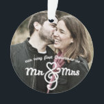 初めてのクリスマスミセス・フォト・オーナメント オーナメント<br><div class="desc">お前の初めてのクリスマスはミセスだ!このおもしろい、両面、2枚の写真のクリスマスオーナメントを使用して、自分自身や家族のための美しい記念品を作成する。フロントに素敵な文字とバックに年のハートを飾り、幸せな新婚カップルの2枚の写真を掲載!</div>