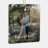 初めてのクリスマスミニマル婚約したリストカップル写真 セラミックオーナメント (右)