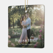 初めてのクリスマスミニマル婚約したリストカップル写真 セラミックオーナメント (左)