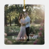 初めてのクリスマスミニマル婚約したリストカップル写真 セラミックオーナメント (裏面)
