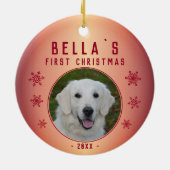 初めてのクリスマスメタリックレッドスノーフレークパピーフォト セラミックオーナメント (裏面)