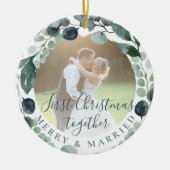 初めてのクリスマスメリーと結婚したカップル写真 セラミックオーナメント (正面)