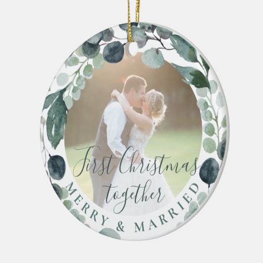 初めてのクリスマスメリーと結婚したカップル写真 セラミックオーナメント (左)