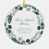 初めてのクリスマスメリーと結婚したカップル写真 セラミックオーナメント (裏面)